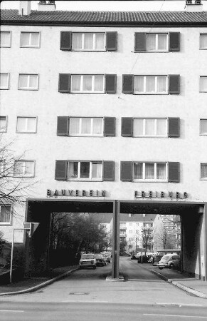Freiburg; Stühlinger: Wohnhäuser des Bauvereins; Toreinfahrt Schenkstraße; von der Eschholzstraße