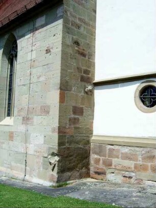 Langhaus von Süden am Übergang zum Chor - Spätgotischer Neubau unter Verwendung der Romanischen Vorgängerkirche-am Mauerabsatz des Langhauses unter Wasserschlag des Chors eine plastische Steinfigur