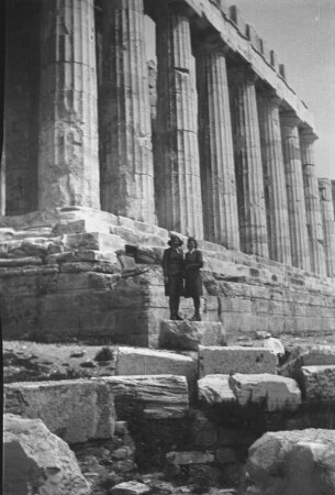 Athen. Akropolis (450ante). Athen. Akropolis (450ante). Ansicht mit zwei Luftwaffenhelferinnen