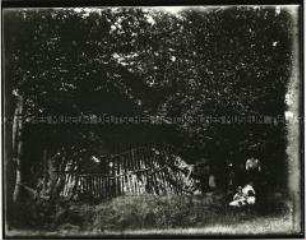 Familie neben einer Holzhütte im Wald