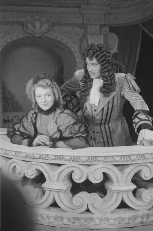 Szenenbilder aus der Komödie "Der Menschenfeind" von Molière am Schlossparktheater Berlin-Steglitz