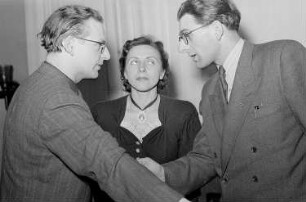 2. Fachtagung für Volks- und Laienkunst : Teilnehmer einer Veranstaltung im Gespräch