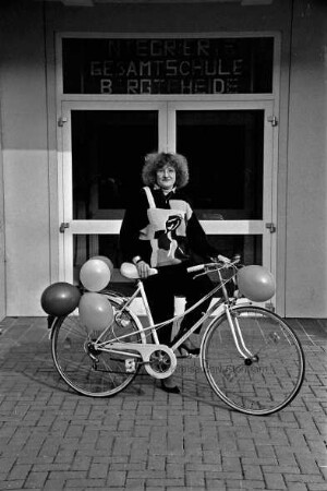 Integrierte Gesamtschule Bargteheide (IGS): Angelika Knies bekommt zur Ernennung als Schulleiterin ein neues Fahrrad geschenkt