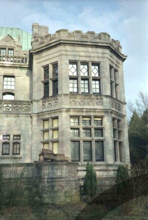 Gut Grabau: Rosenstraße 12: Herrenhaus: Eingangsfassade: Teilansicht: Südostecke: zweigeschossiger Turm mit Dachterrasse und Zinnen