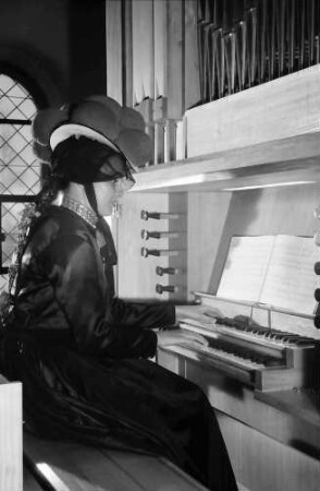 Kirnbach: Tracht an der Orgel