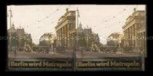 Belebte Straße am Brandenburger Tor mit Reichstagsgebäude im Hintergrund, Berlin