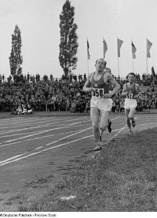 Emil Zátopek bei einem Wettkampf
