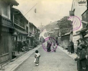 Nagasaki. Geschäftsstraße mit Passanten