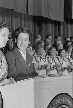 Kulturveranstaltung anlässlich des Internationalen Mädchentags : Raymonde Dien während einer Rede