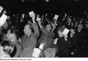 Abstimmung bei der Elternbeiratswahl der 42. Grundschule im Filmpalast
