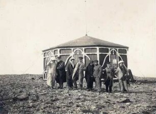Nordkap. Touristen vor dem Postamt (mit Champagnerausschank)
