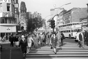 Berlin: Fußgänger auf Zebrastreifen (Joachimstaler Straße)