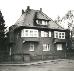 Dresden-Cossebaude, Bismarckplatz 5. Villa mit Einfriedung (um 1925). Eckansicht von Norden