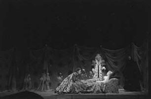 Szenenbilder aus der Oper "Pelléas und Mélisande" von Claude Debussy, nach einem Schauspiel von Maurice Maeterlinck an der Deutschen Staatsoper Berlin : Szene mit Anny Schlemm als Melisande