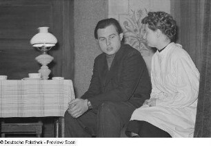Darsteller des Zirkels des Messeamtes im sowjetischen Einakter "In der Taiga", Sieger in der Kategorie "Dramatischer Zirkel" beim Bezirksausscheid der Volkskunstgruppen 1954
