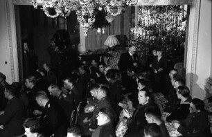 Bukarest: Weihnachtsfeier bei Killingers, Geschenkverteilung, Seite von oben