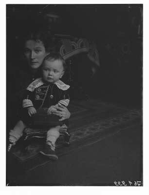 Elfriede Apel mit ihrer Tochter Friederike