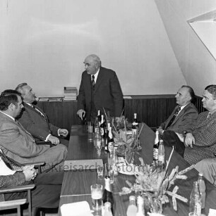 Verabschiedung des Schiedsmannes für das Amt Siek, Hans Martens, mit Amtsvorsteher Karl Fach, Amtsrichter Helmut Kubick, Trittau, Bürgermeister Willy Soltau, Braak, und dem neuen Schiedsmann Heinz Menzel am 23. November 1975