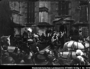 Einzug des Herzogs Ernst August zu Braunschweig-Lüneburg in Wolfenbüttel Enthält: Der Herzog und Herzogin Viktoria Luise zu Braunschweig-Lüneburg in einer Kutsche vor dem Eingang zur Hauptkirche B.M.V.