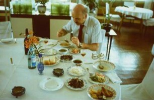 Wolfgang Keller im Speisesaal eines Restaurants beim Essen