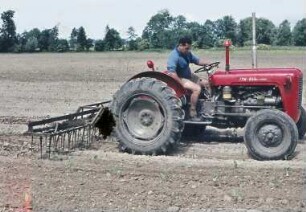 Traktor ITM 533