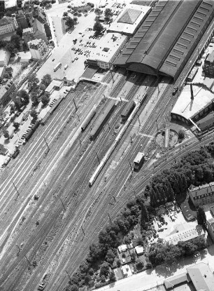 Dresden-Neustadt. Bahnhof Dresden-Neustadt (1898/1901). Bahnsteighalle (Teilansicht) und Gleisanlage Richtung Leipzig. Luftbild-Schrägaufnahme nach Nordosten gegen Schlesischen Platz