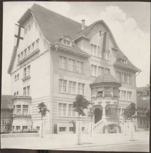 Hauptportal, straßenseitig.