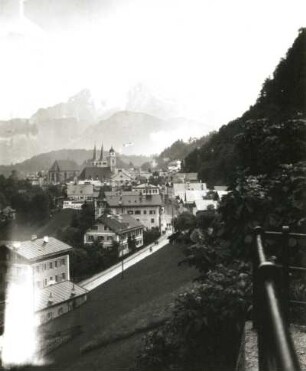 Berchtesgaden. Stadtansicht mit Pfarrkirche und Stiftskirche. Blick nach Süden gegen Watzmann