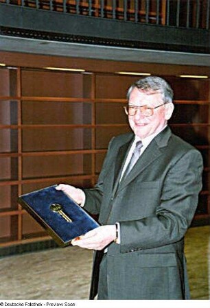 Bauübergabefeier. Prof. Jürgen Hering nach der Schlüsselübergabe
