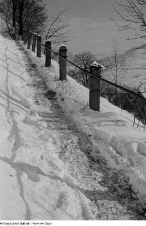 Verschneiter Weg einer Gebirgslandschaft
