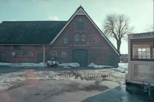 Hinter der Schule 6: Hufnerhaus: Giebelseite Wirtschaftstrakt mit Scheunentor: links Stallanbau: vorne Hof