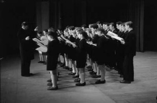 Aufnahmen eines Chorauftritts der "Petits Chanteurs á la Croix de Bois" und Leitung von Abbé Fernand Maillet in Berlin