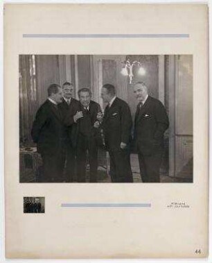 Mitglieder der französischen Delegation außerhalb des Sitzungssaals während der 2. Haager Konferenz, Den Haag. 2. von links: Philippe Berthelot, Aristide Briand, André Tardieu, Louis Loucheur