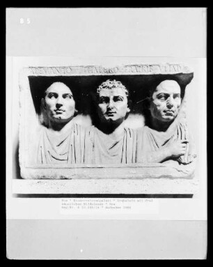 Grabstein mit drei männlichen Bildnissen
