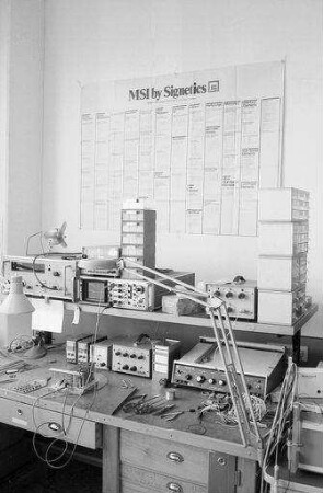 Freiburg: Diagrammtafel hinter Arbeitstisch