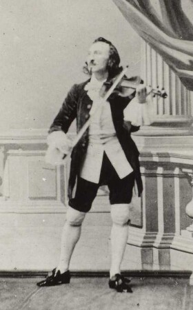 Rollenporträt St. Leon (nachgewiesen 1859-um 1865; Ballettmeister) mit Geige. Albuminabzug auf Karton (Carte-de-visite mit Atelieraufdruck verso)