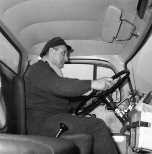Rieneck-Dürrhof. Fahrer in der Kabine eines Lastkraftwagens