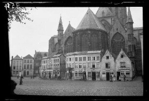 [Audenarde (=Oudenaarde, Belgien)]: Platz mit Geschäftshäusern vor der [Sint-Walburgakerk] ("Kirche in?")