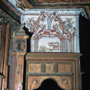 Ambelákia, Archontikon Svarts, Inneres, zweites Obergeschoss. Türsturz, Uhrkasten und Paneelfresko, um 1800, im Herrenzimmer