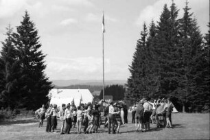 Thurner: ungarisches Pfadfinderlager im Schwarzwald, Spielwiese [Jungen und Mädel beim Volkstanz]