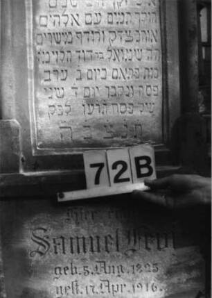 Grabstein 72 (Index: 100079953) Material: Sandstein Zustand: leicht verwittert mit Textverlust Maße HxBxT: 159x60x23 cm Beschreibung: ädikulaartige Stele mit Halbsäulen, Sockel, eingezogener Rundbogenabschluß mit Eckakroteren, Schriftfeld eingetieft Symbolik: Levitenkanne, Ranken, Maßwerk: Grabstein 72B