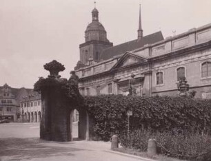 Dessau, Schloss : Dessau. Blick vom Lustgarten am Schloss zur Schlosskirche St. Marien