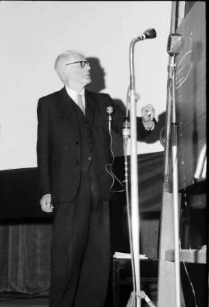 15. Tagung 1965 Physiker; Maikäferrede: Sir George P. Thomson an der Tafel