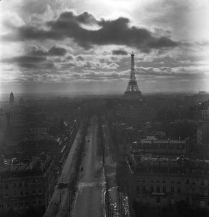 Blick vom Arc de Triomphe auf die Champs Elysées, im Hintergrund der Eiffelturm (Aufnahme im Rahmen der Fotokampagne im besetzten Frankreich)