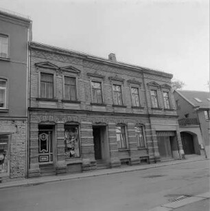 Treuen, Kreis Auerbach. Karl-Liebknecht-Straße 8. Wohnhaus mit Laden, (erb. um 1900). Straßenansicht
