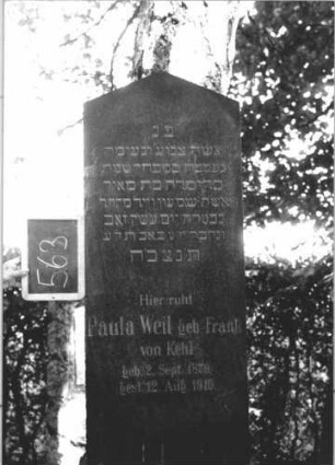 Grabstein 563 (Index: 100111490) Material: Granit Zustand: gut Maße HxBxT: 210x56x29 cm Beschreibung: Stele, getreppter Sockel, giebelartiger Abschluß Steinmetz: Seiter: Grabstein 563 (2)