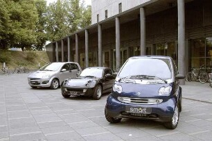 Personenkraftwagen vom Typ "Smart" vor dem Haupteingang