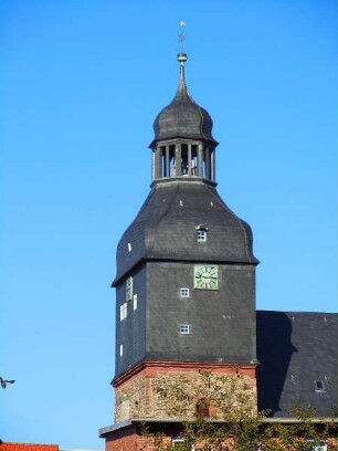 Harzgerode - Turm der Bergkirche : Die Kleinstadt im Unterharz hat sich zum lokalen Wirtschaftsstandort und Touristenziel entwickelt. Der Turm der Bergkirche Sankt Marien ist mit Schieferschindeln gedeckt. Aufgenommen in Harzgerode am 16. Oktober 2011