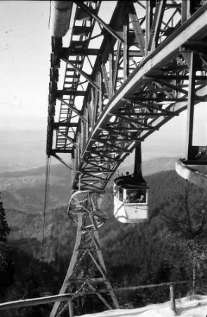 Schauinsland: Laufträger an der Bergstation mit Kabine; mit Schnee im Vordergrund