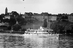 Hagnau: Blick vom See auf Hagnau, Vordergrund Motorschiff "Baden"